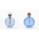 Lot: 2 Snuff BottlesChina. Blaues Glas. Reliefierte Lotosblüten als Medaillon. Gleicher Dekor in