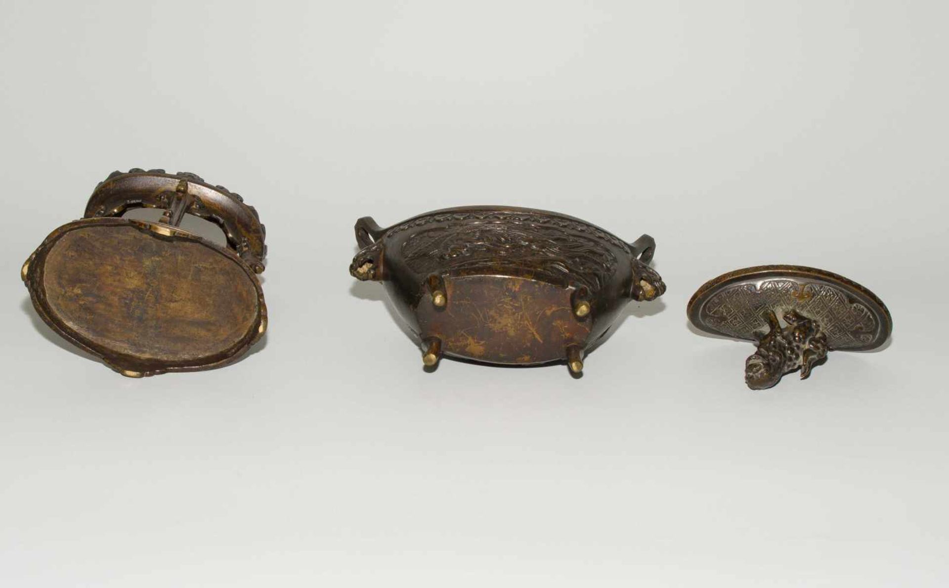 Bronze-AltargarniturChina, Qing-Dynastie. Bronze. Assortierte Altargarnitur bestehend aus: einem - Bild 3 aus 14