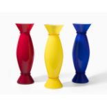 Venini3 Vasen "opalino". Dat. 1989. Farbloses Glas, innen weiss, aussen rot, blau bzw. gelb