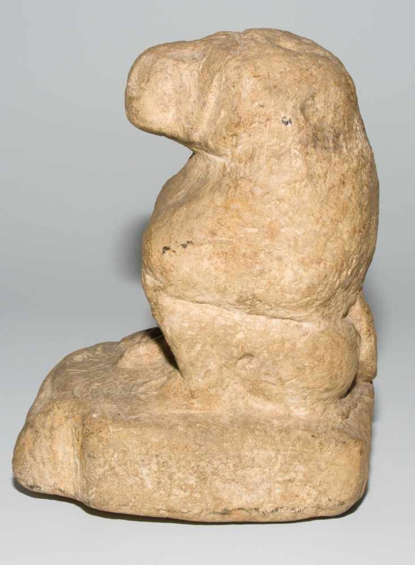 Thot als PavianAegypten, Spätzeit, um 600–400 v.C. Kalkstein. Der Gott Thot in Gestalt eines Pavians - Bild 5 aus 10