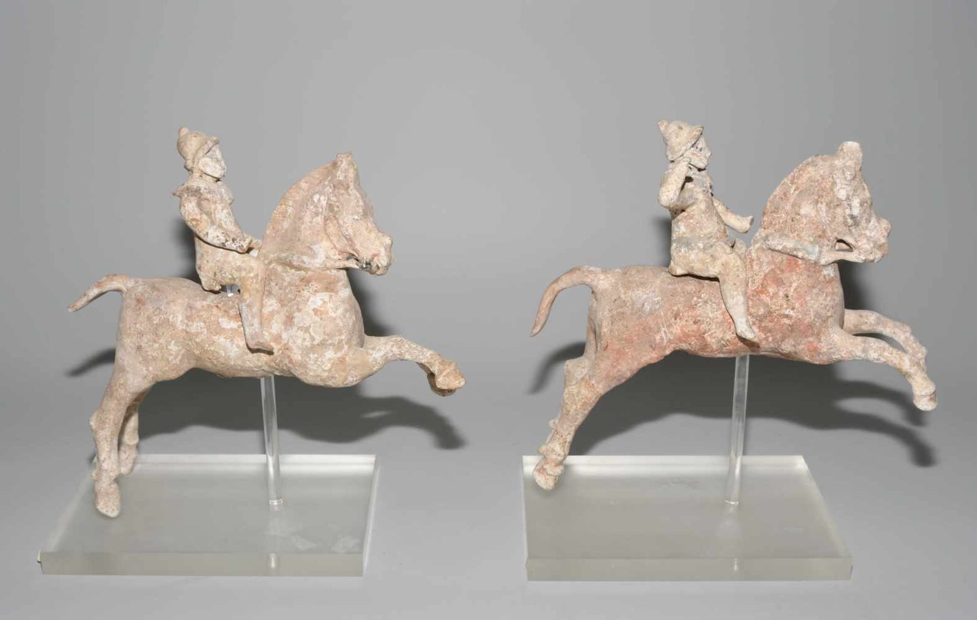 1 Paar Canosinische Pferde mit ReiterApulien, 3.Jh. v.C. Terrakotta mit Resten von weisser Engobe - Bild 6 aus 10
