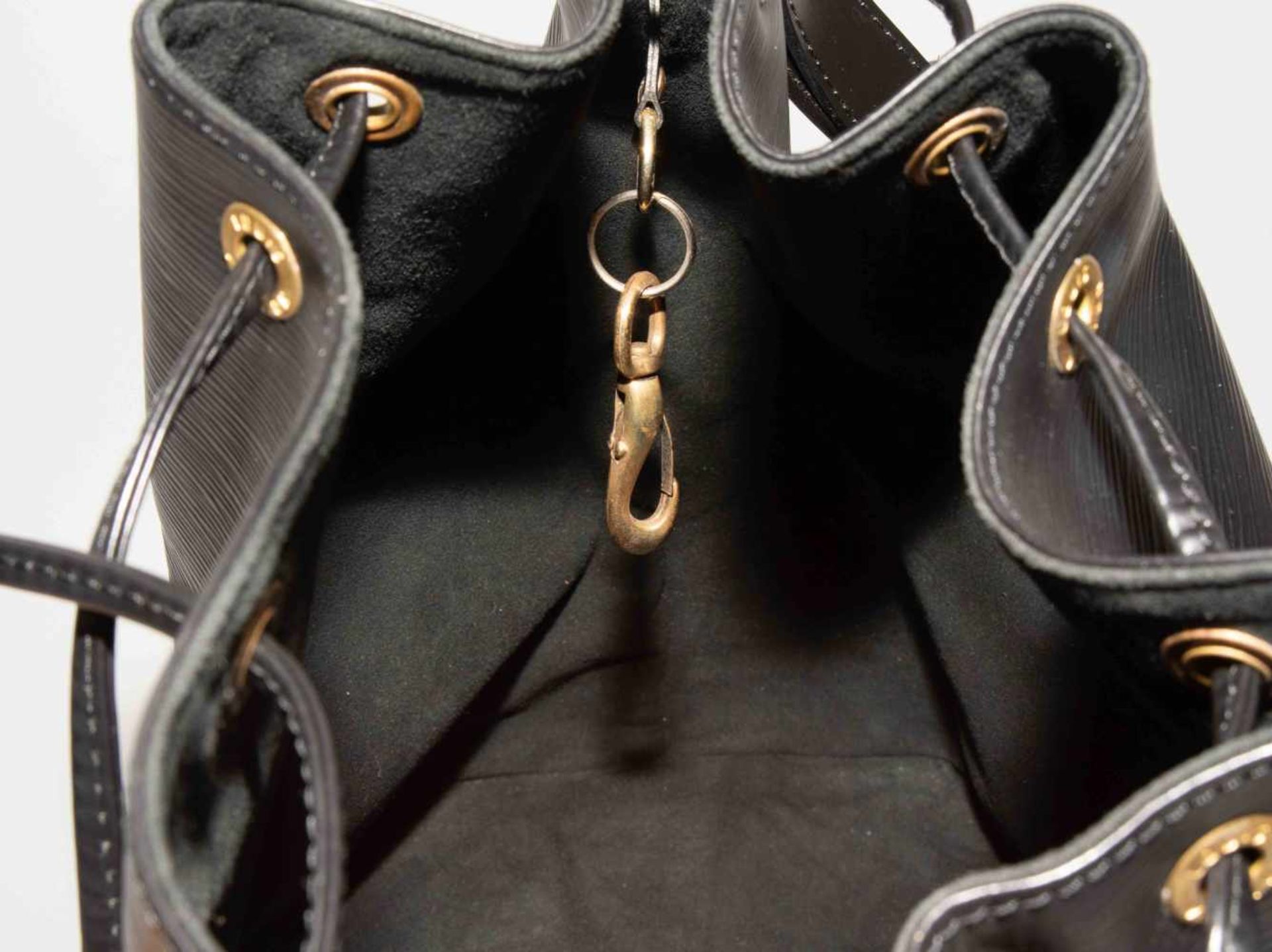 Louis Vuitton, grosse Beuteltasche "Noé"Aus schwarzem Epi-Leder. Schulterriemen. Zugband-Verschluss. - Bild 3 aus 16