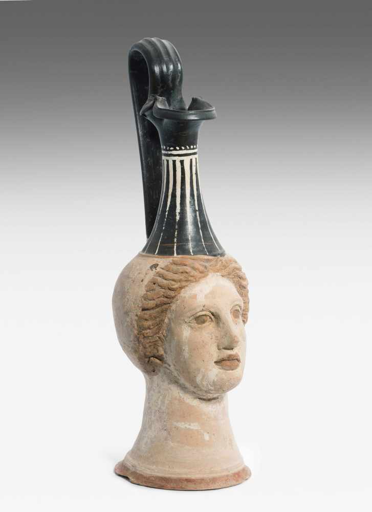 Frauenkopf-OinochoeApulisch, 3.Jh. v.C. Terrakotta, Hals und Henkel schwarz gefirnist mit weissem