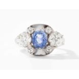 Saphir-Diamant-Ring750 Weissgold. 1 hellblauer, oval fac. Saphir ca. 1.20 ct, 2 Altschliff-Diamanten