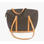 Louis Vuitton, Tasche "Babylone"Schultertasche aus Monogram Canvas. Zwei lange Schulterriemen.