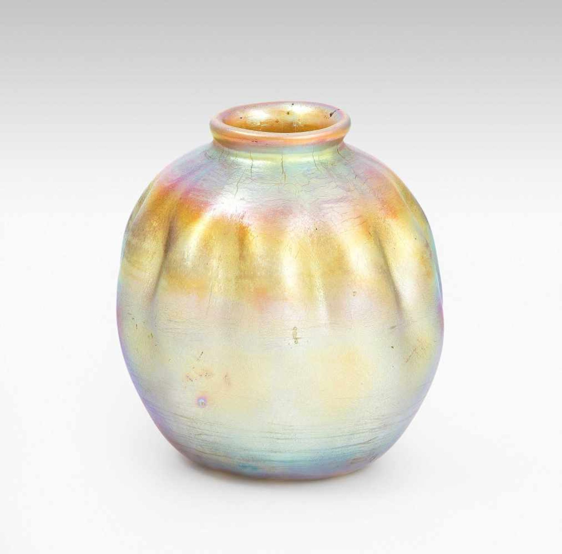 Tiffany StudiosKleine Vase. New York, um 1906. Favrile-Glas, Goldlüster, reduziert und irisiert.
