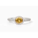 Saphir-Brillant-Ring750 Weissgold. Sportlich-eleganter Ring mit 1 oval fac. gelben Saphir von ca.