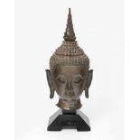 BuddhakopfThailand, Ayutthaya-Stil. Bronze mit Resten einer Vergoldung. Kopf Buddhas mit