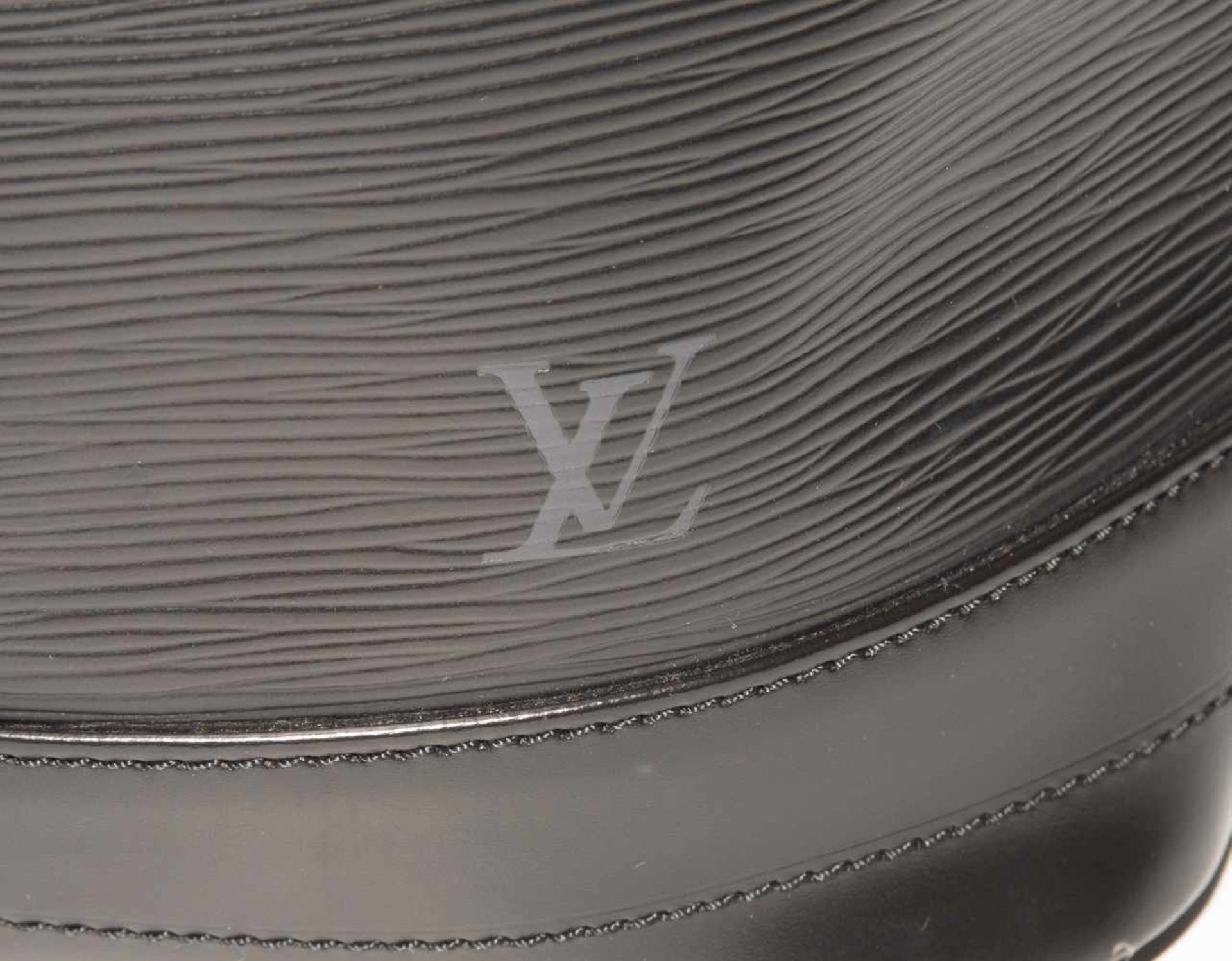 Louis Vuitton, grosse Beuteltasche "Noé"Aus schwarzem Epi-Leder. Schulterriemen. Zugband-Verschluss. - Bild 12 aus 16