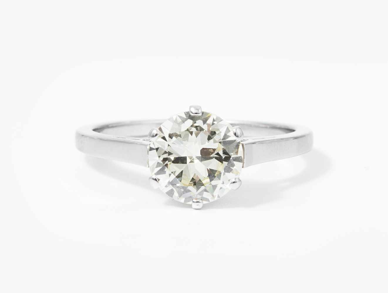 Diamant-RingBaltensperger, Zürich. 750 Weissgold. 1 Brillant von 1.35 ct (graviert) Q/R-vs/si. Gr.