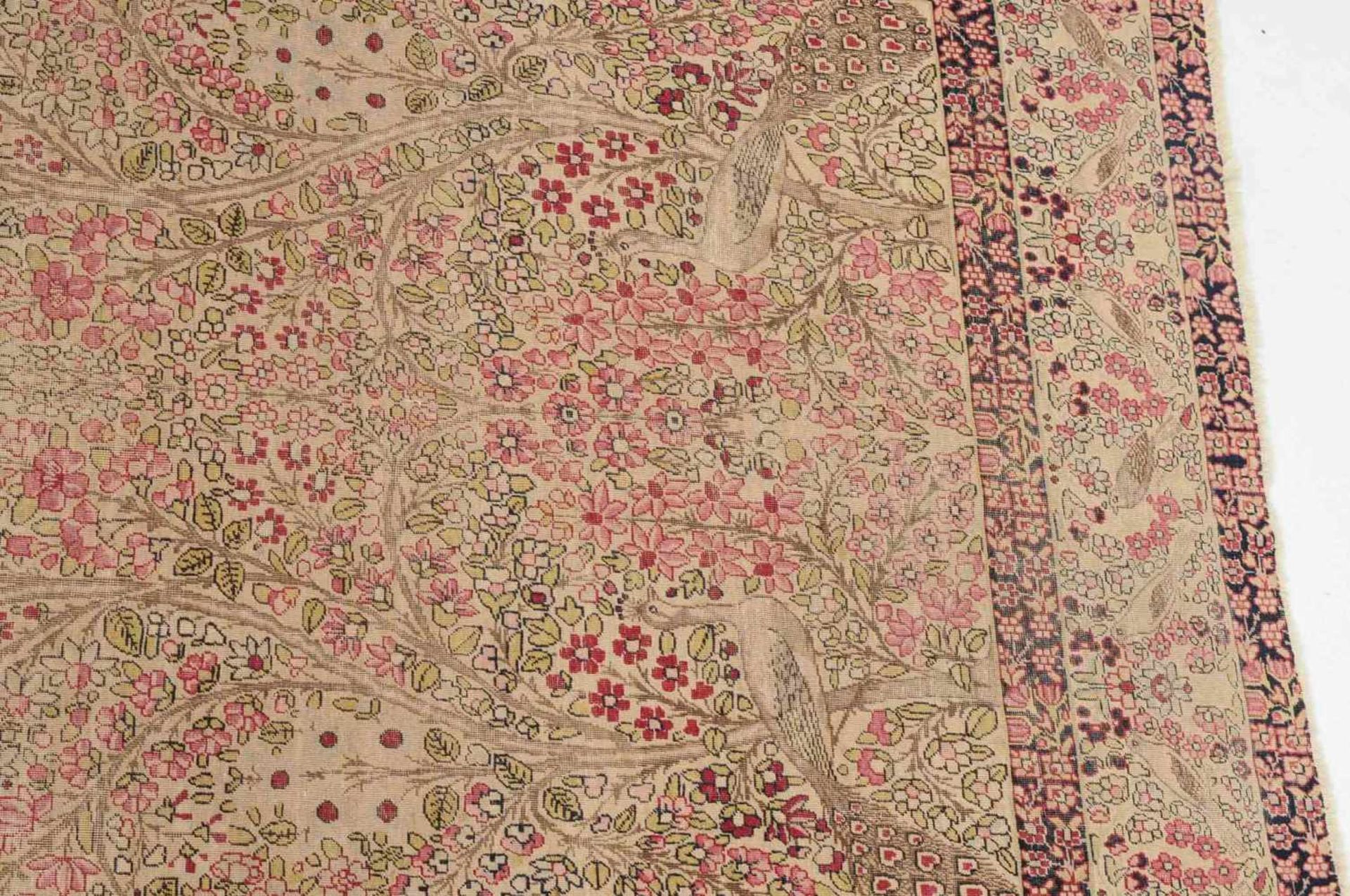 KirmanS-Persien, um 1900. Dichtes florales Werk. Im hellen Mittelfeld figurieren unter einer - Bild 9 aus 11