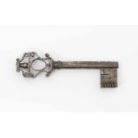 SchlüsselBarock. Eisen. Hohldorn-Schlüssel mit dreieckigem Halm. Reide mit Volutendekor. H 11,5 cm.-