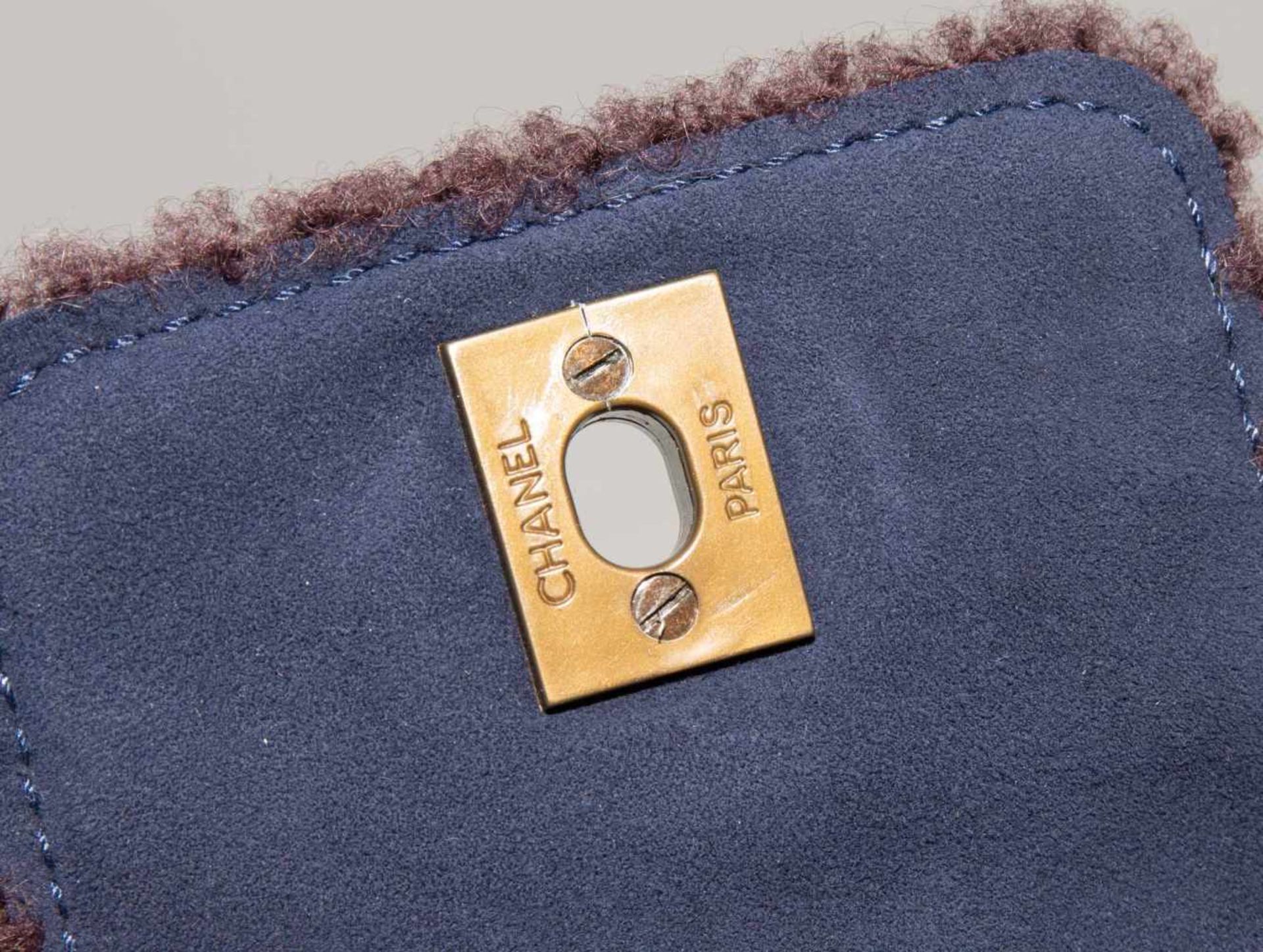 Chanel, Lammfell-Handtasche und -HandschuheAus dunkelblauem Veloursleder mit braunem Bouclé. - Bild 5 aus 15