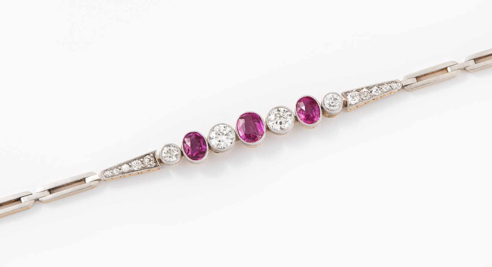 Rubin-Diamant-Bracelet1930er Jahre. Platin/585 Gelbgold. 3 feine oval fac. Rubine von ca. 0.60/0.