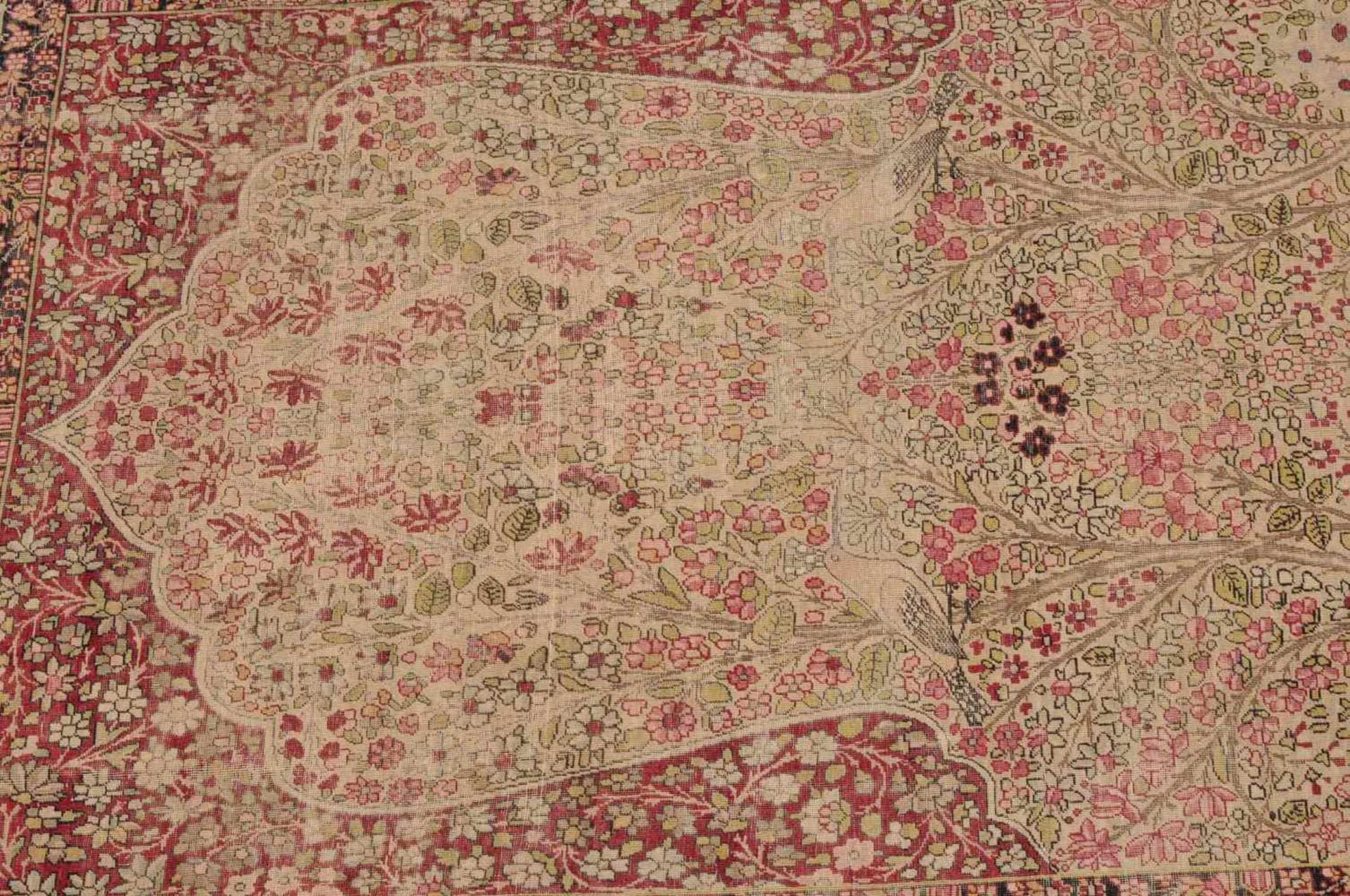 KirmanS-Persien, um 1900. Dichtes florales Werk. Im hellen Mittelfeld figurieren unter einer - Bild 5 aus 11