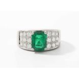 Smaragd-Brillant-Ring750 Weissgold. Feiner Smaragd von ca. 1.80 ct. Ringschultern mit 18