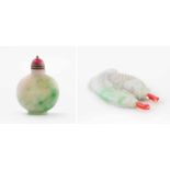 Lot: 2 Snuff BottlesChina, 20.Jh. Beide Flaschen aus hellceladongrüner Jade mit apfelgrüne Zonen.