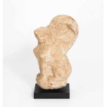 Figur einer SphinxWohl griechisch, um 500 v.C. Marmor. Skulptur der sitzenden Sphinx mit grossen