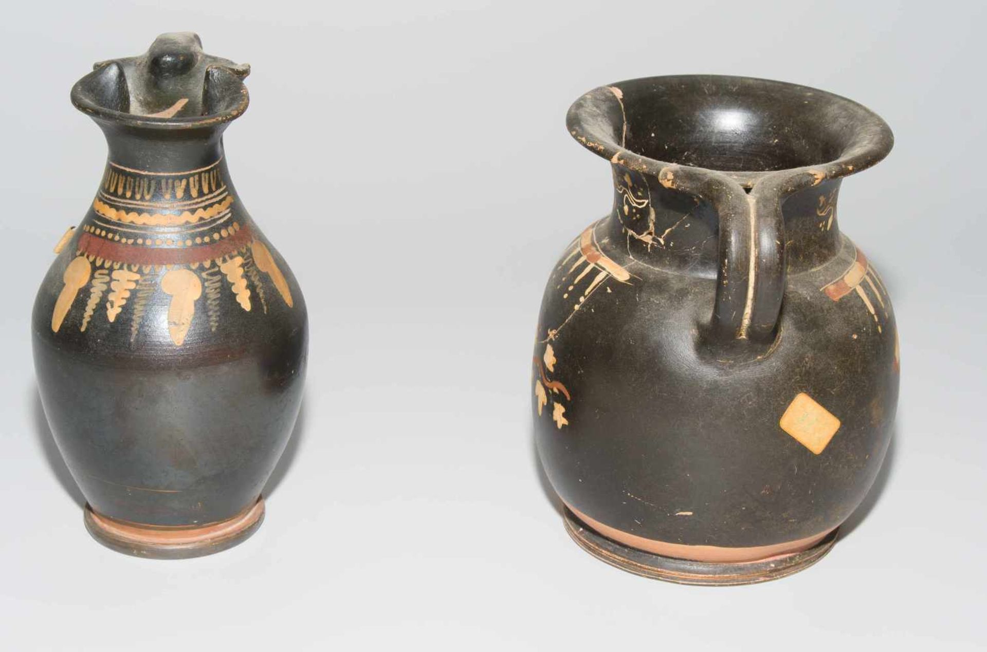 Lot: 1 Oinochoe und 1 OlpeGriechisch, 4.Jh.v.C. Gnathia-Keramik. Rötlicher Ton mit schwarzem - Bild 3 aus 10