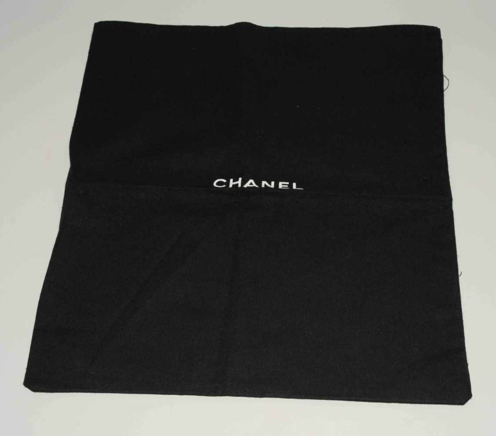 Chanel, Lammfell-Handtasche und -HandschuheAus dunkelblauem Veloursleder mit braunem Bouclé. - Bild 7 aus 15