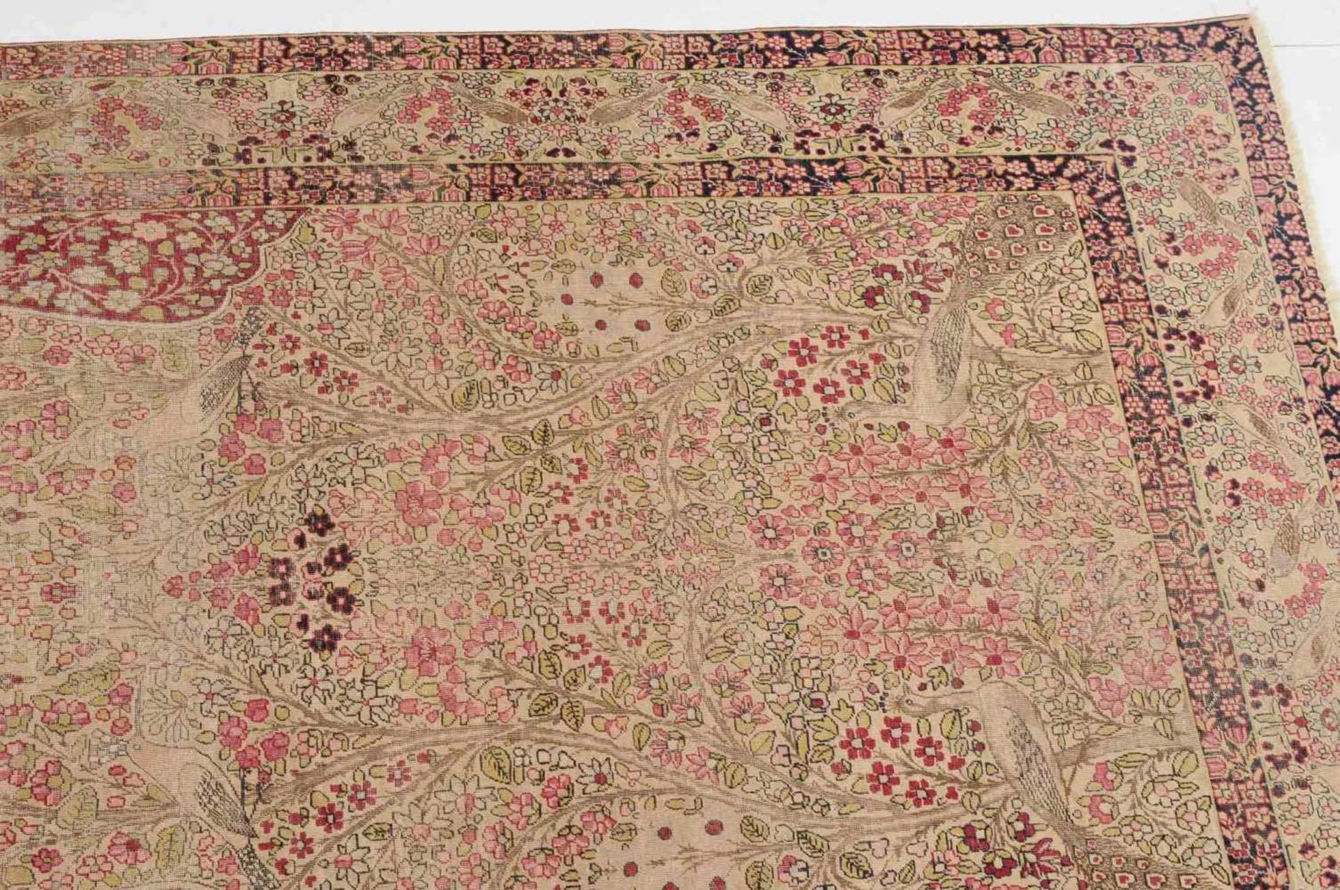KirmanS-Persien, um 1900. Dichtes florales Werk. Im hellen Mittelfeld figurieren unter einer - Bild 4 aus 11