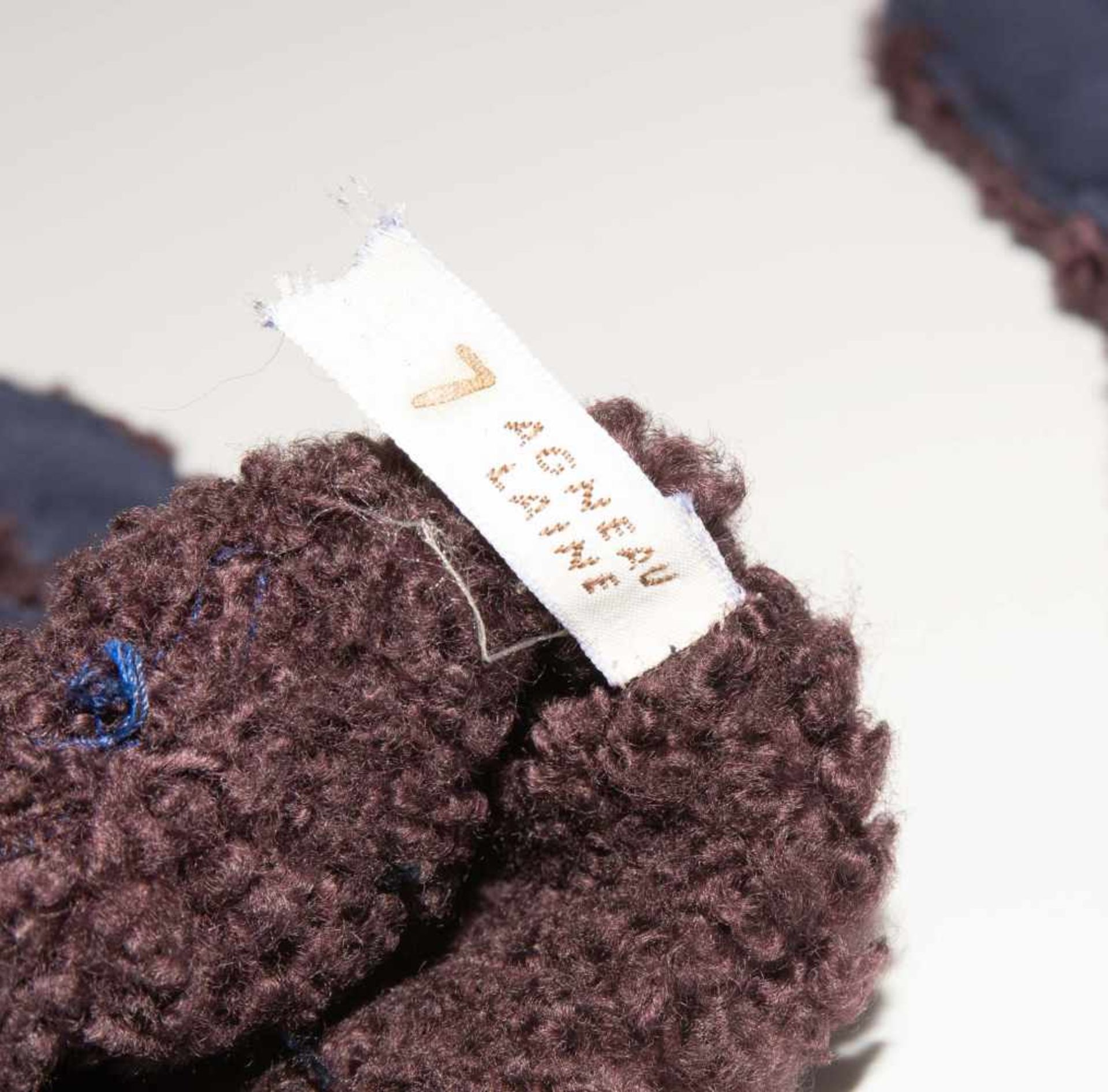 Chanel, Lammfell-Handtasche und -HandschuheAus dunkelblauem Veloursleder mit braunem Bouclé. - Bild 11 aus 15