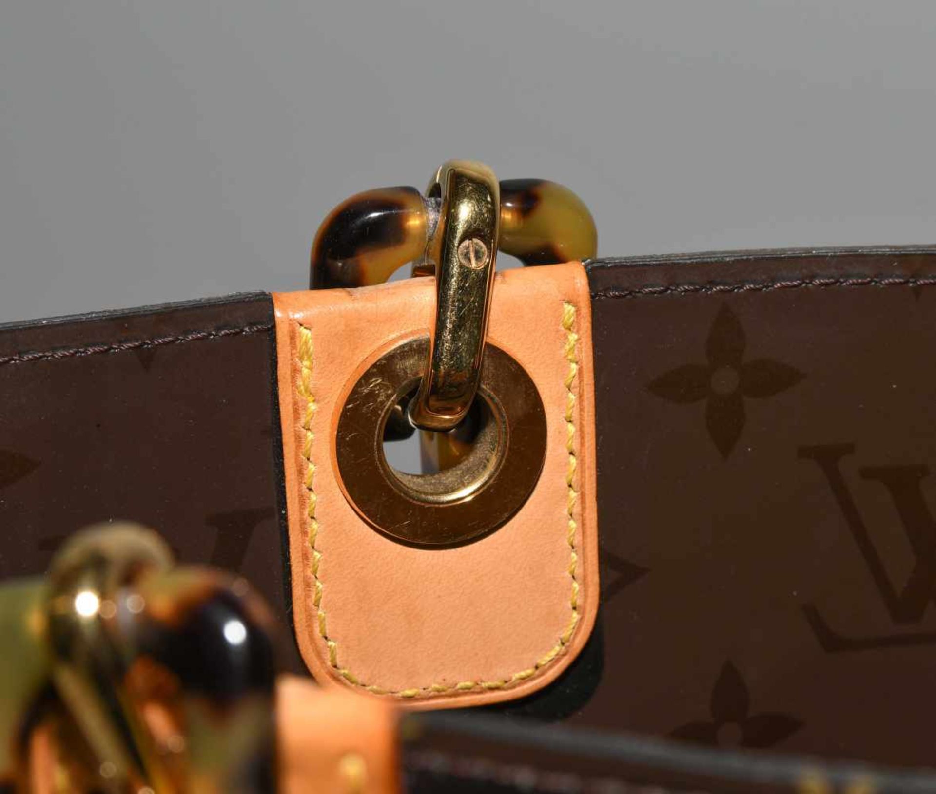 Louis Vuitton, "Ambre sac cabas"Schultertasche aus braunem Vinyl mit klassischem Monogram Muster. - Bild 7 aus 17