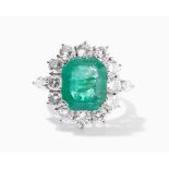 Smaragd-Diamant-Ring750 Weissgold. Entourage-Modell. 1 Smaragd im okt. Treppenschliff, ca. 3.40
