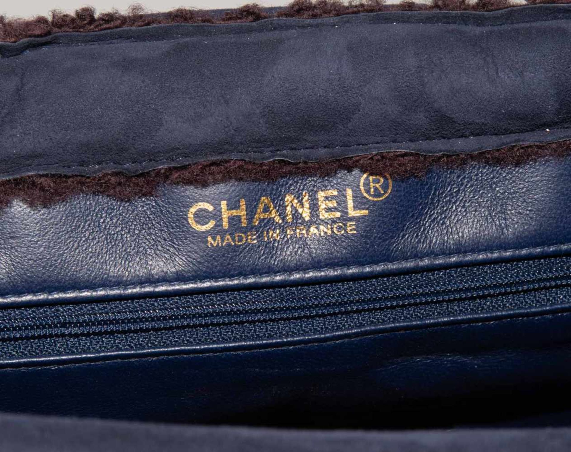 Chanel, Lammfell-Handtasche und -HandschuheAus dunkelblauem Veloursleder mit braunem Bouclé. - Bild 13 aus 15