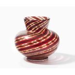 Barovier & TosoVase. Murano, nach 1975. Farbloses Glas mit rot-braunem Spiralfadendekor und