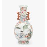 Famille Rose VaseChina, 1.Hälfte 20.Jh. Porzellan. Boden mit Hongxian-Marke. Kugelige Vase mit