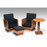 AmeublementArt-Deco ca. 1920. Nussbaum. Bestehend aus 1 paar Fauteuils, 1 Hocker, 1 Tisch.