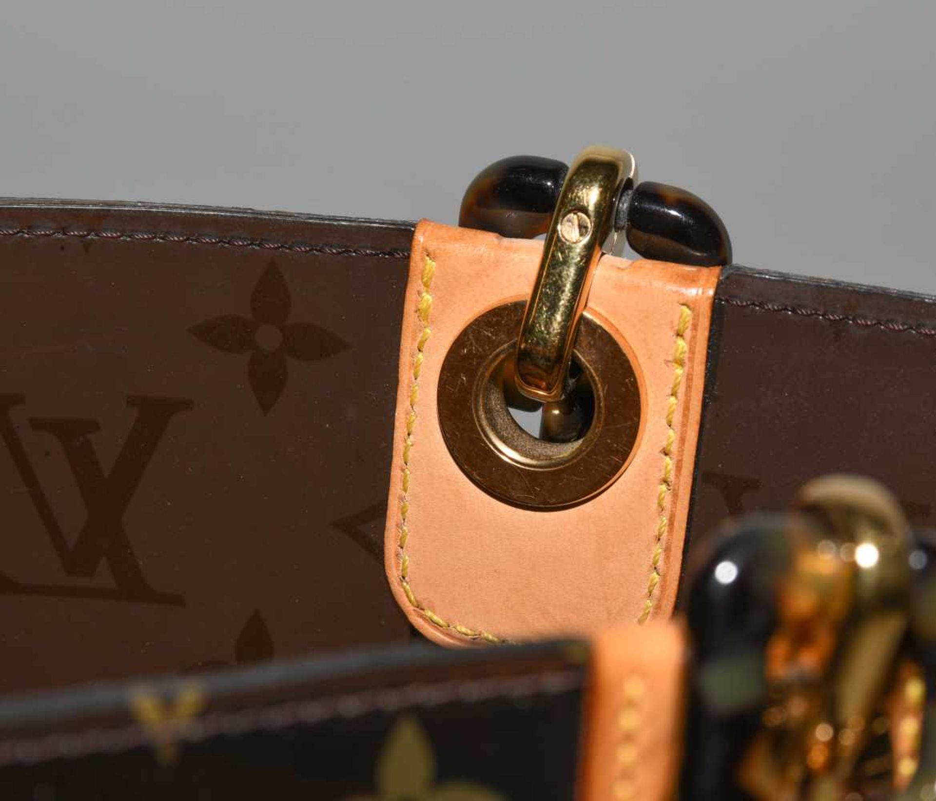 Louis Vuitton, "Ambre sac cabas"Schultertasche aus braunem Vinyl mit klassischem Monogram Muster. - Bild 8 aus 17