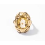 Saphir-RingMitte 20.Jh. 750 Gelbgold. Florale Montur mit 1 gelben Saphir-Kissen ca. 6 ct, wohl