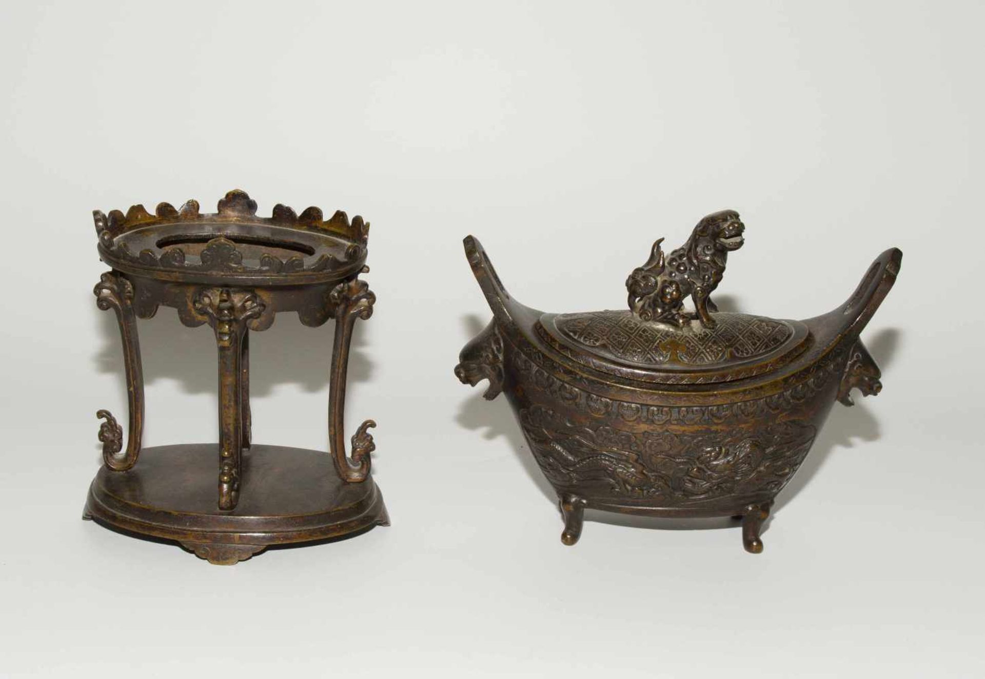 Bronze-AltargarniturChina, Qing-Dynastie. Bronze. Assortierte Altargarnitur bestehend aus: einem - Bild 12 aus 14