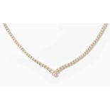 Brillant-Collier585 Gelbgold. Rivière-Collier spitz zulaufend. 106 Brillanten zus. ca. 8.20 ct (0.