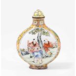 Snuff BottleChina, um 1900. Kanton Email auf Kupfer. Guangxu-Marke. Verziert mit spielenden