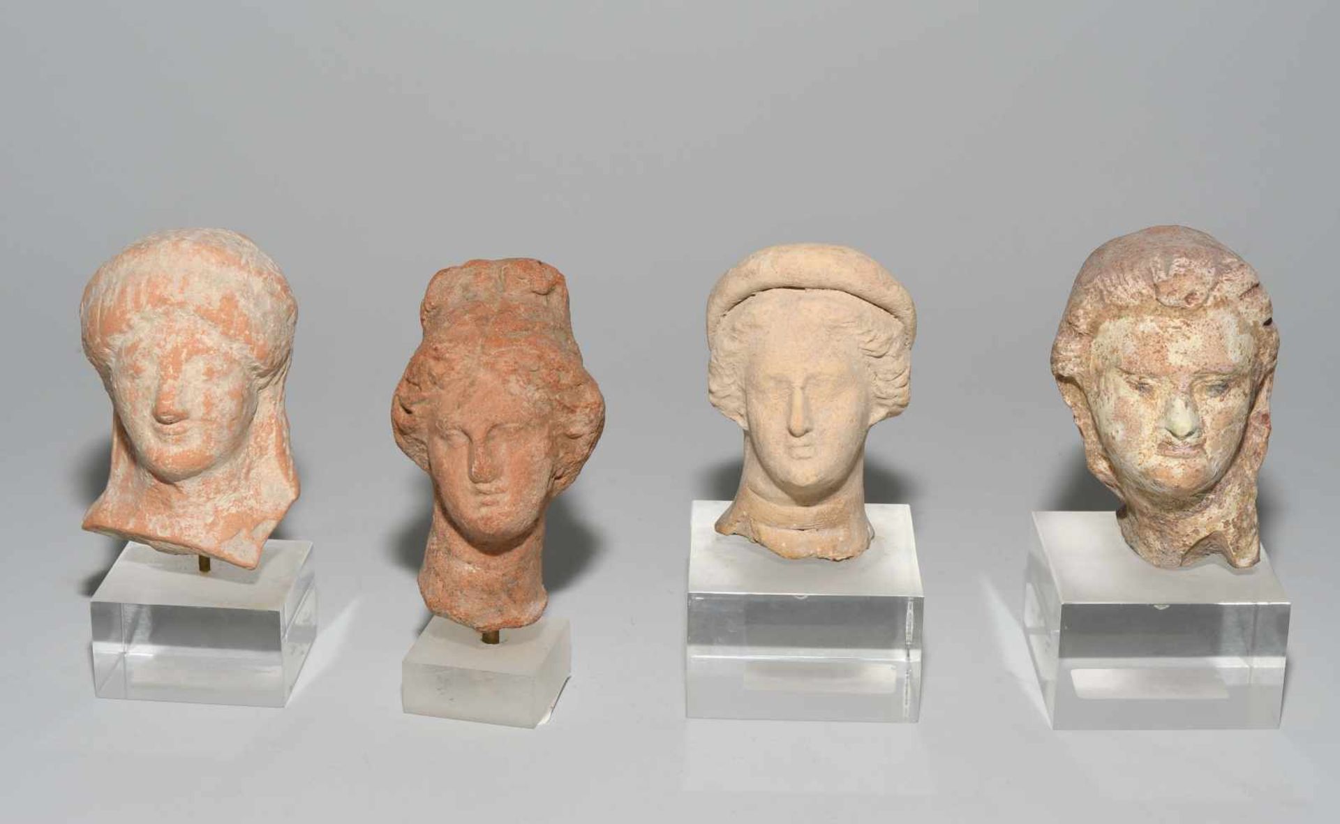 Lot: 8 TerrakottaköpfchenGriechisch, 5./4.Jh. v.C. Terrakotta. 7 Frauenköpfchen und ein Kopf eines - Bild 2 aus 11