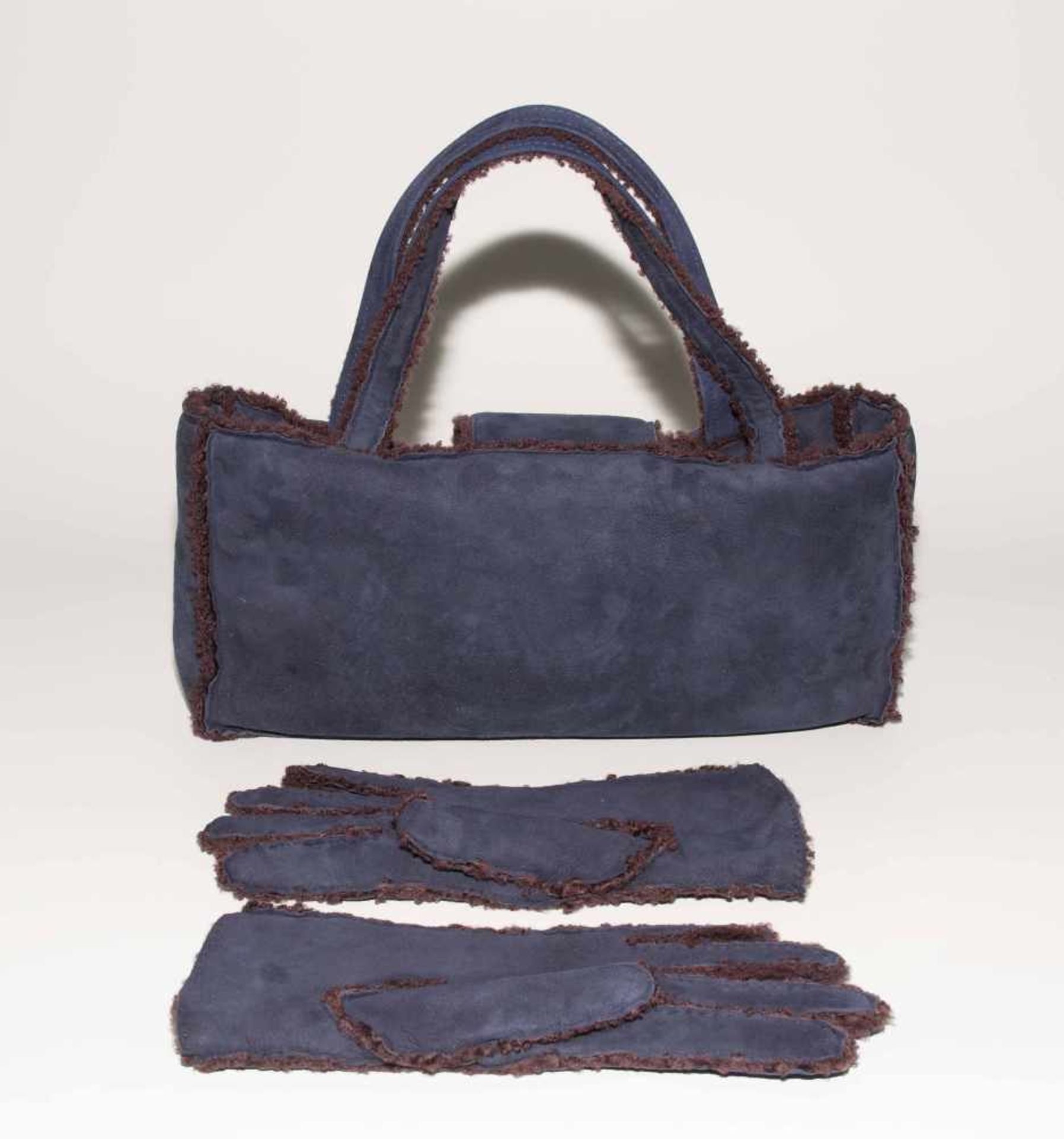 Chanel, Lammfell-Handtasche und -HandschuheAus dunkelblauem Veloursleder mit braunem Bouclé. - Bild 8 aus 15