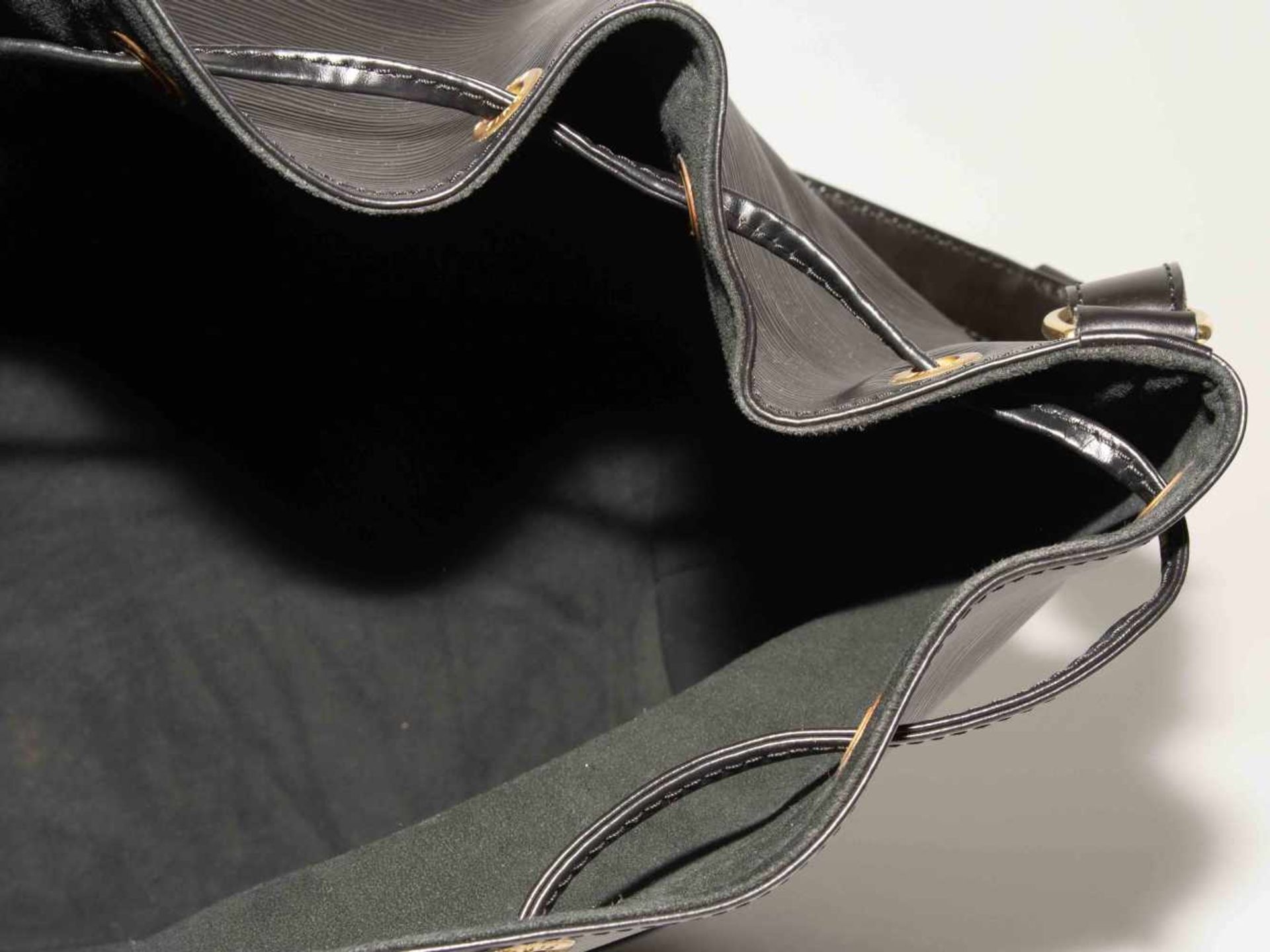 Louis Vuitton, grosse Beuteltasche "Noé"Aus schwarzem Epi-Leder. Schulterriemen. Zugband-Verschluss. - Bild 4 aus 16