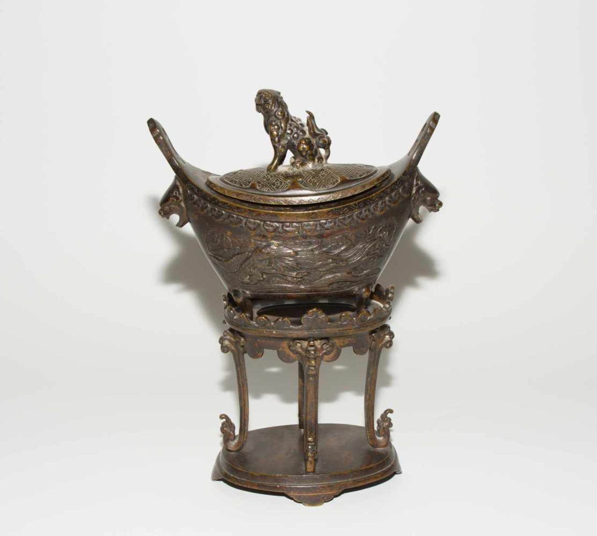 Bronze-AltargarniturChina, Qing-Dynastie. Bronze. Assortierte Altargarnitur bestehend aus: einem - Bild 5 aus 14