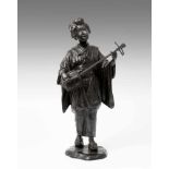 Okimono von Genryûsai Seiya (1868–1912)Japan, Meiji-Zeit. Bronze. Signiert Seiya. Singende