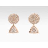 Diamant-Ohrstecker750 Roségold. 2 Diamant-Trillanten ca. 1.60 ct F/G-vvs/vs. Brillantpavé ca. 0.80