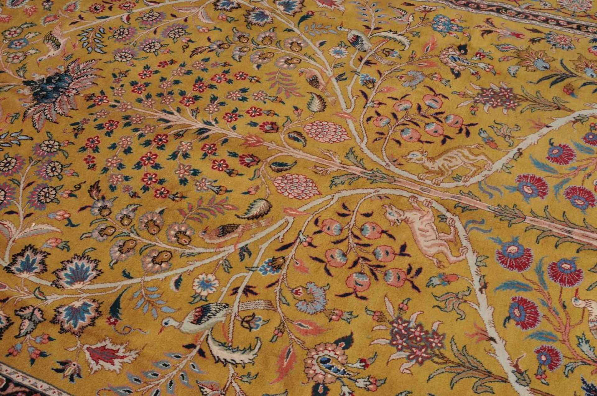 TäbrisNW-Persien, um 1940. Filigrane blühende Bäume überziehen das seltene gelbe Mittelfeld, - Bild 8 aus 16