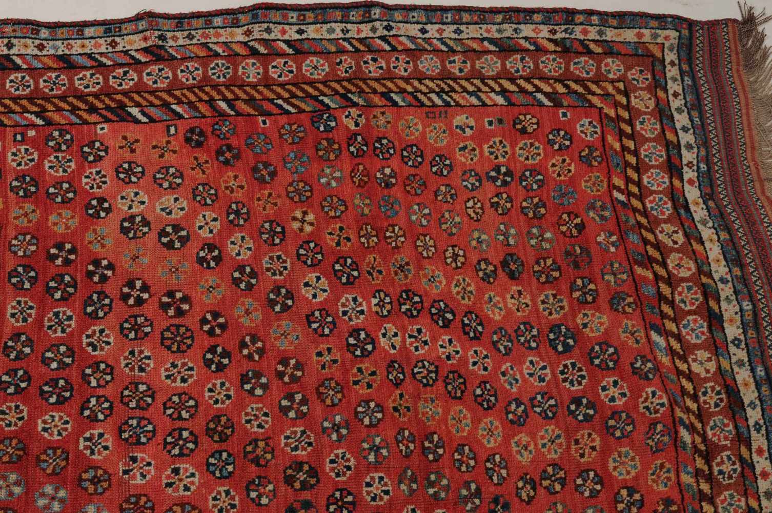 GhashghaiS-Persien, um 1910. Das rote Innenfeld ist durchgehend in diagonalen Reihen mit filigran - Image 3 of 10