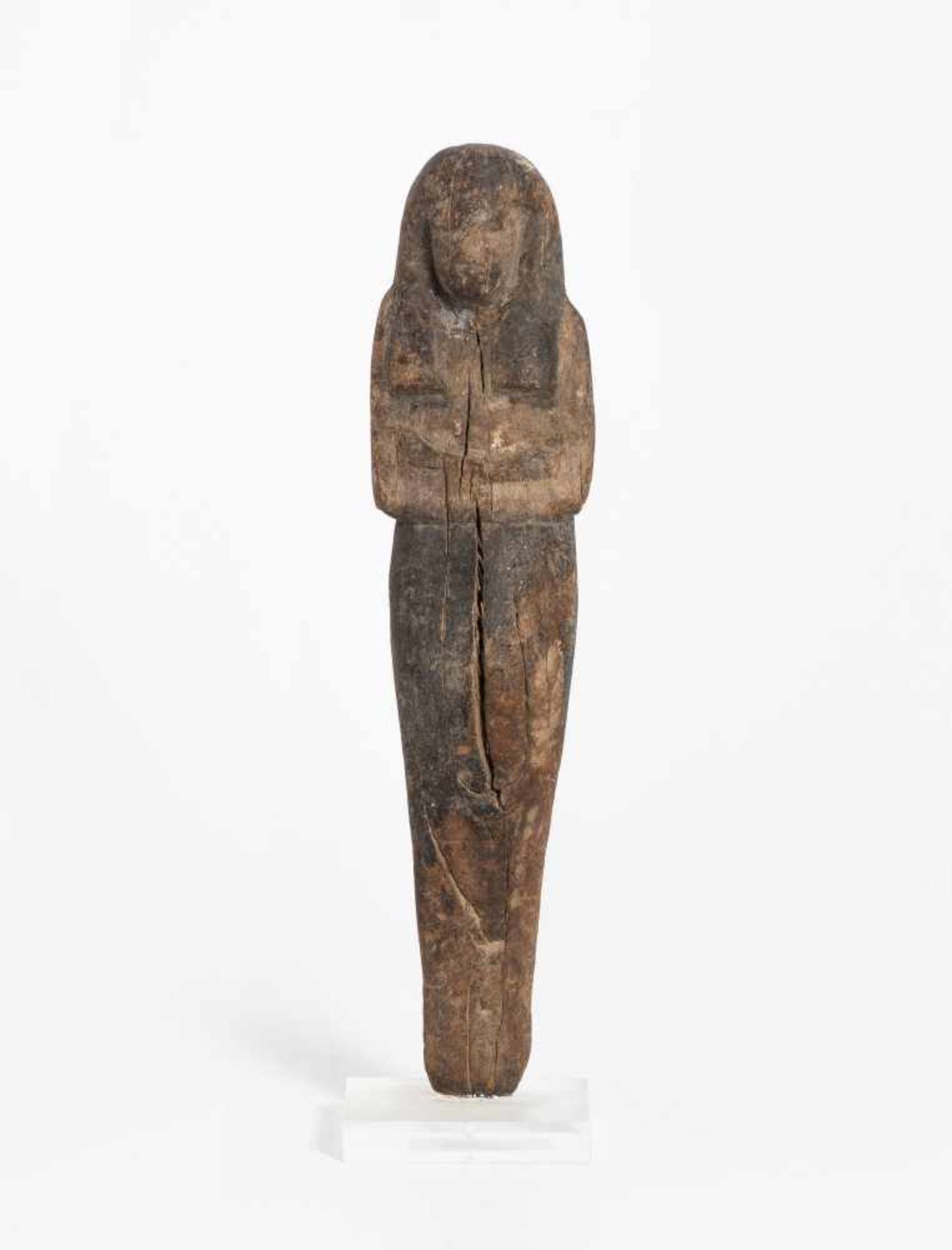 UschebtiAegypten, Neues Reich, 19.–20. Dynastie. Holz mit Resten von Bitumenüberzug. Uschebti in