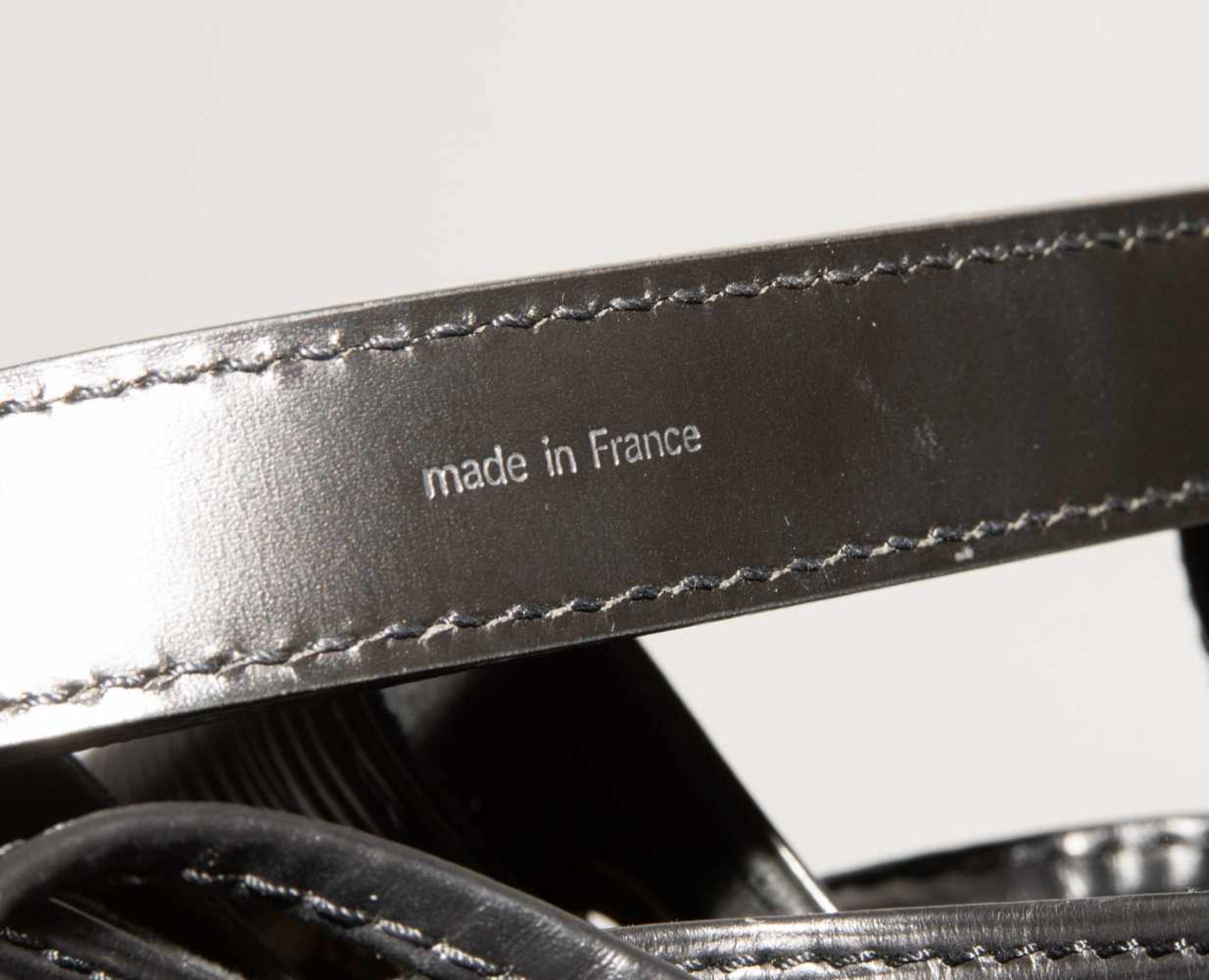 Louis Vuitton, grosse Beuteltasche "Noé"Aus schwarzem Epi-Leder. Schulterriemen. Zugband-Verschluss. - Bild 16 aus 16