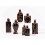 Set: 6 Snuff BottlesChina. Schildpatt. Tongzhi-Marke. Diverse Formen. Betitelt Lin Zexu (1785–1850),