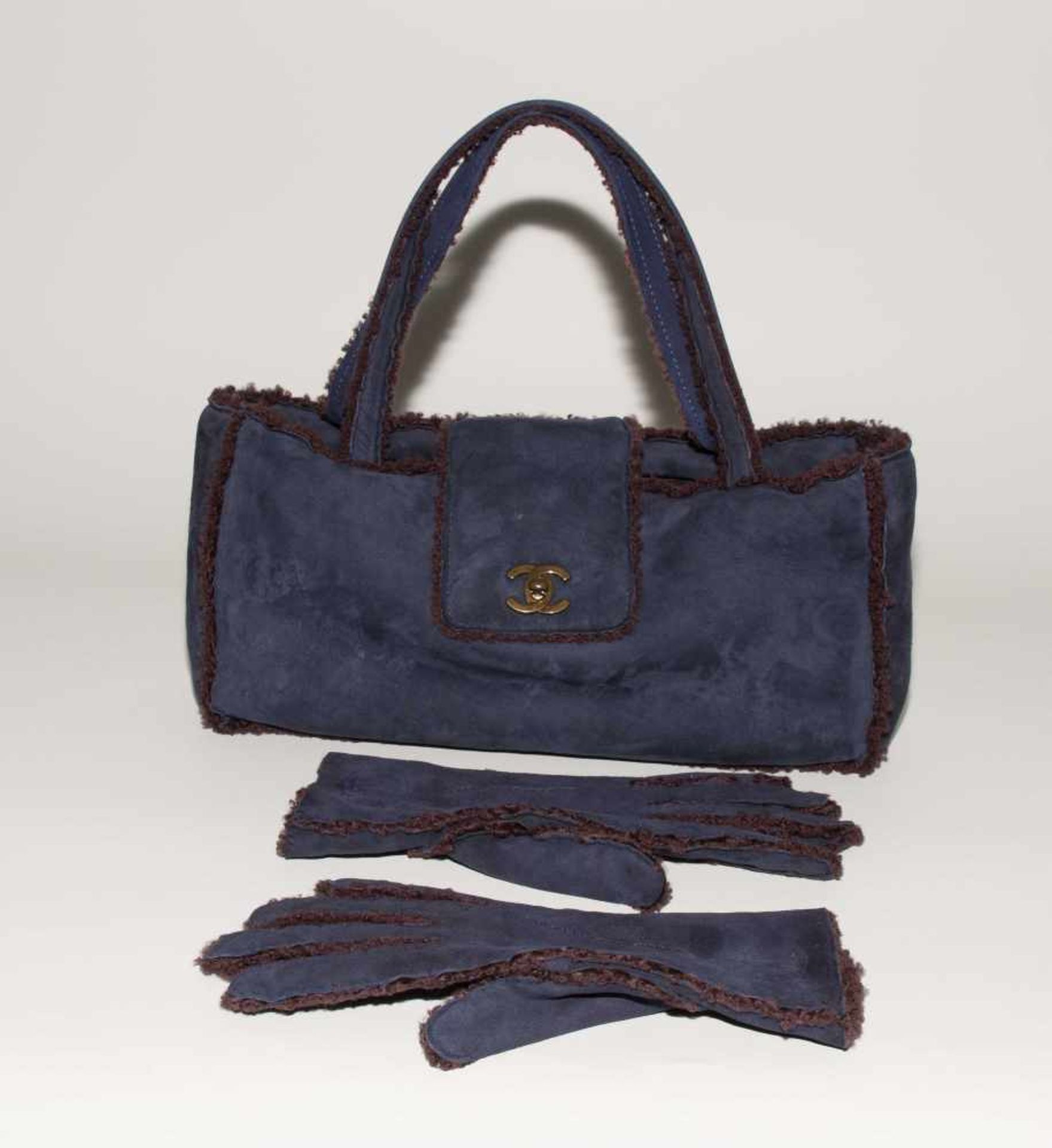 Chanel, Lammfell-Handtasche und -HandschuheAus dunkelblauem Veloursleder mit braunem Bouclé. - Bild 2 aus 15