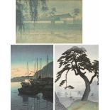 Lot: 3 FarbholzschnitteJapan. Zwei Blätter von Kawase Hasui (1883–1957). Betitelt: Sakuradamon.